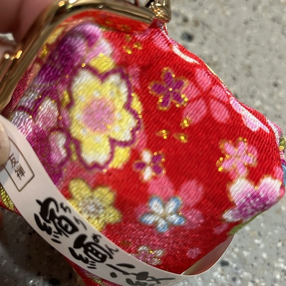 JAPANESE BRAND MOMO BROS. FLORAL BLOSSOMS COIN PURSE RED MULTI NEW IN BOX - Picture 8 of 9